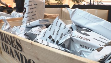 V Praze prodávají ztracené balíčky. Je to zábava i napětí, pochvalují si zákazníci