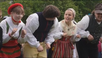 Švédi vítají slunce žabím tancem. Lidé si o nás myslí, že jsme divní, směje se folkloristka