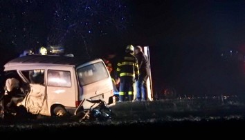 Při čelní srážce dvou aut zemřel člověk, další dva jsou zranění