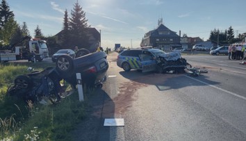 Vážná nehoda na Rakovnicku: Policisté se srazili s jiným autem, 5 zraněných