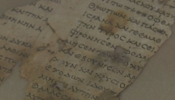 Izraelští archeologové našli desítky fragmentů svitků od Mrtvého moře