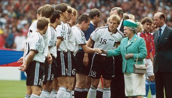 Alžběta II. milovala jezdectví a Arsenal. Čechům předala na ME ve Wembley stříbro