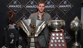 Pastrňák žádnou z individuálních cen nezískal. Galavečer NHL ovládl McDavid