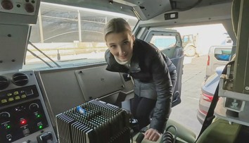 Tři ostré holky v akci. Reportérka TV Nova si vyzkoušela samohybné houfnice