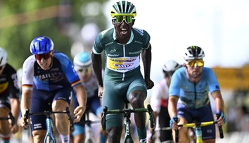 Eritrejec Girmay slaví na Tour hattrick. Uspěl v závěrečném spurtu