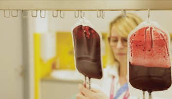 Počet dárců krve v nemocnicích klesá. Ve Zlíně proto nové zájemce láká Drákula