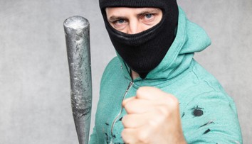 Šokující útok ve večerce: Prodavačka se bránila, muž ji zmlátil pálkou
