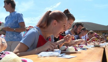 Soutěž v pojídání knedlíků má vítěze! Za půl hodiny jich snědl 25