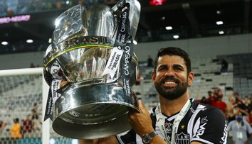 Kdepak drahý sporťák. Fotbalista Costa pobavil fanoušky projížďkou v traktoru