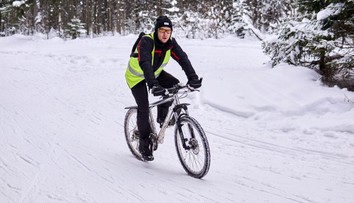 Cyklistovi se jízda po jezírku vymstila, život mu zachránil kamarád! VIDEO