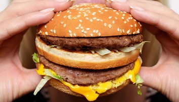 VIDEO: Žena si 20 let šetřila burger a hranolky. Ukázala, jak teď vypadají