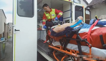 Muže zasáhl proud a nedýchal. Za jeho záchranu dostanou policisté pochvalu