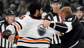 Krvavá bitka v NHL: Khaira nasekal Folinovi. Ten pak šel na šití! VIDEO