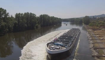 V Lovosicích spustili na vodu obří tanker, bude sloužit na moři