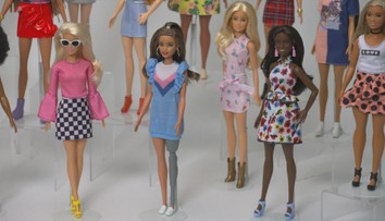 Holá hlava, kožní choroby a vlasatý Ken. Na trh míří nové panenky Barbie