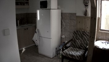 Do chaty na Broumovsku se nastěhoval tulák. Před policií se schoval pod postelí