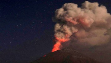 Masivní erupce Popocatépetlu! Sopka chrlí prach, popel i lávu