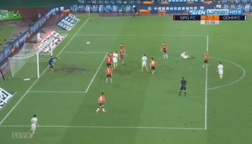Borec na konec: Francouz v čínské lize vystřihl parádní nůžky