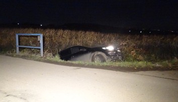 Řidič spadl s audinou do příkopu, dýchnout policistům odmítl