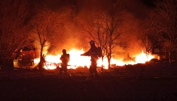 Ve shořelém karavanu našli hasiči lidské tělo. Na místě byly i náboje