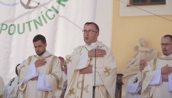 Desetitisíce lidí zamířily na Velehrad. Přišli věřící i stovky stánkařů