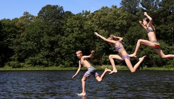 Koupaliště mají problém. Někde hygiena i zakázala koupání, hrozí zdravotní potíže