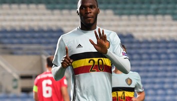 Naděje "trpaslíka" žila 7 sekund. Pak Benteke přepsal dějiny!