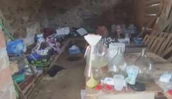 Policie našla na statku drogovou továrnu. Na stopu je přivedla smrt ženy
