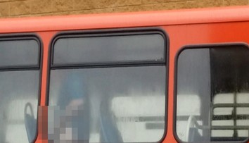 Řidiče nachytali při sexu s jeho autobusem! VIDEO