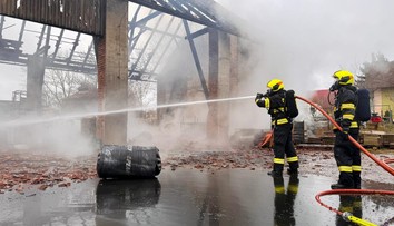 Masivní požár na Pardubicku: Hoří průmyslové sklady, zasahuje 14 jednotek hasičů