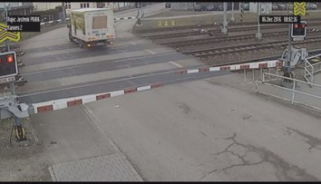 Řidič ignoroval světla na přejezdu, málem ho smetl rychlík! VIDEO