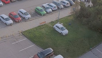 Senior bez řidičského oprávnění naboural do nemocnice. Spletl si brzdu s plynem