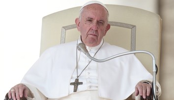 Papež František nadával homosexuálům. Jenom to popletl, brání ho církev