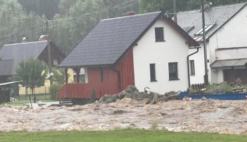 Šumpersko: Metrová vlna přišla během deseti minut, vzala koleje i silnice