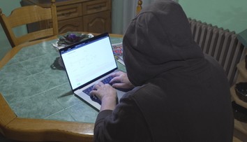 Podvodníci lákají na falešné investice. Lidé přicházejí o statisíce, varuje policie