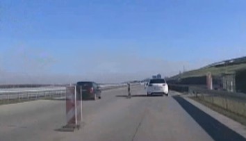 Auto dvakrát nebezpečně předjíždělo v zúžení, vše natočila kamera!