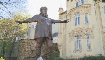 Kontroverzní socha Špinarové zůstane, kde je! Přesun blokuje autor