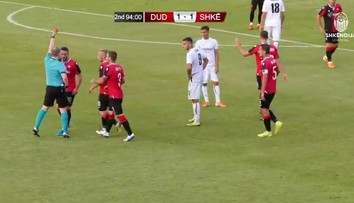 Emoce v hlavní roli! Fotbalista se neudržel a vrhl se na rozhodčího