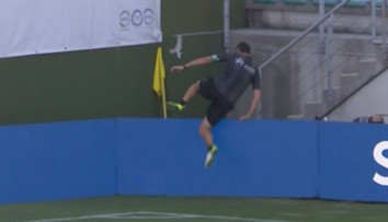 Borec na konec! Nešikovný rozhodčí skončil po vtipném pádu na zemi