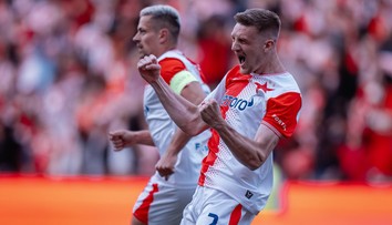 Po titulu zásnuby. Opora Slavie požádala po oslavách partnerku o ruku