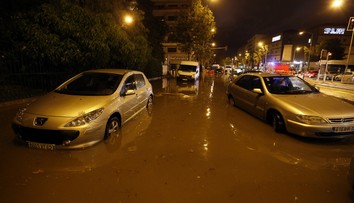 Francouzskou riviéru poničily bleskové záplavy, 17 mrtvých