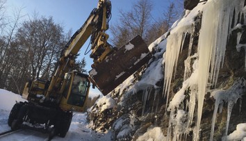 Podívejte se na úchvatné záběry: Z železnic mizí masy ledu a sněhu