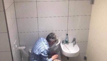 Českého velmistra šachu přistihli při podvodu! Skrýval se na toaletě