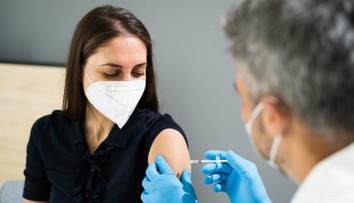 Ženy mají po vakcíně silnější vedlejší účinky. Důvod je prostý, tvrdí vědci