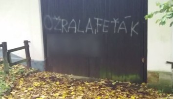 Havlovu chalupu na Hrádečku poničil vandal! Vrata posprejoval nadávkami