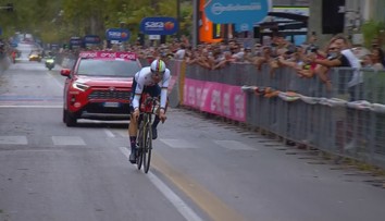 Ošklivý pád favorita! Kolumbijec přehlédl nerovnost a skončil v bariéře