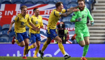Brankář hrdinou utkání: Zařídil gól, vychytal penalty a vyřadil Rangers