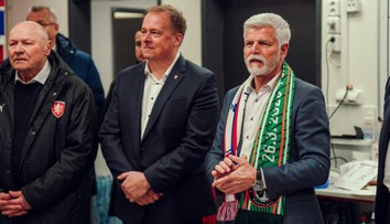 Čechům po postupu gratuloval v kabině i Pavel. Fanoušci se kvůli tomu pohádali