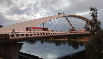 Tragédie na Trojském mostě. Mladík spadl z oblouku na koleje, na místě zemřel