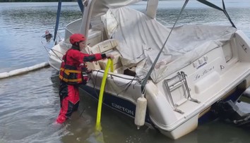 Na Karvinsku se potopila loď. Hasiči k jejímu vytažení museli použít jeřáb